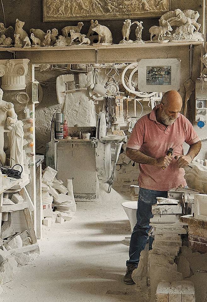 이탈리아 석고 조각가 장인 로베르토 치티(Roberto Chiti)의 작업중인 모습. /토즈 그룹 제공