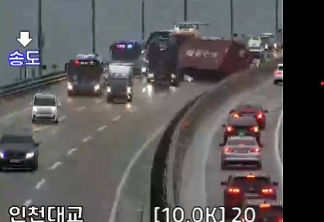 20일 오후 5시 2분쯤 인천대교 인천공항에서 송도방향 9.7㎞ 지점에서 화물차에 실려있던 컨테이너가 떨어지는 사고가 발생했다. /뉴스1