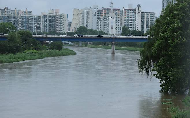 20일 강한 호우로 서울 중랑천의 하천 수위가 상승해 있다. /뉴스1
