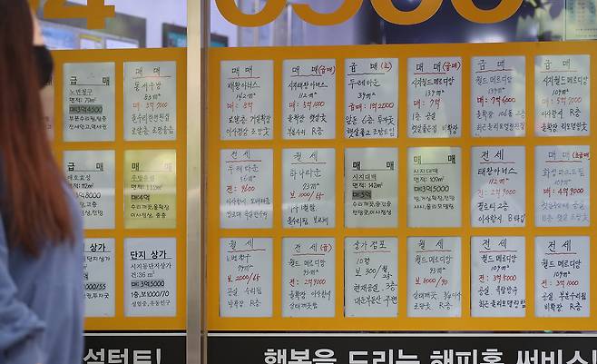 대구 주택 매매시장의 소비심리지수가 3개월 연속 기준치(100)를 상회했다. 사진은 부동산중개업소에 아파트 매물 안내문이 붙어있는 모습.(사진은 기사 내용과 무관함) ⓒ News1 DB