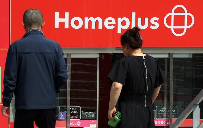인천 미추홀구 홈플러스 인천숭의점 매장에서 시민들이 개점 시간에 맞춰 입장하고 있다. / 뉴스1