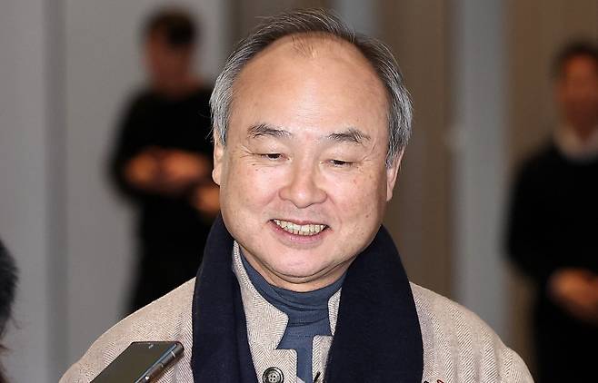 손정의 소프트뱅크그룹 회장이 지난 2월 4일 서울 서초구 삼성전자 사옥에서 이재용 삼성전자 회장과 샘 올트먼 오픈AI 최고경영자(CEO)와의 회동을 마친 후 취재진의 질문에 답하고 있다. /뉴스1