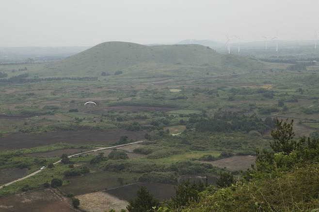 다랑쉬오름에서 바라본 아끈다랑쉬오름