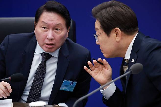 이재명 대통령이 20일 울산전시컨벤션센터에서 열린 AI글로벌 협력 기업 간담회에서 최태원 SK그룹 회장과 대화하고 있다. ⓒ뉴시스