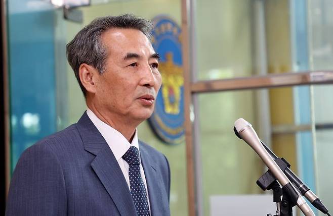 김건희 여사 관련 의혹을 수사하는 민중기 특별검사와 특검보들이 지난 19일 오후 경기 수원시 경기남부경찰청을 찾아 김준영 청장과의 면담을 마친 뒤 취재진의 질문에 답하고 있다. ⓒ연합뉴스