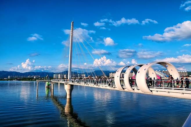 바닥이 투명 강화유리로 된 소양강 스카이워크. 짜릿함을 즐기면서 멋진 사진을 만들 수 있는 명소다.