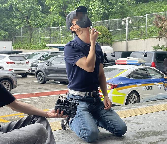 강남의 한 건물 옥상에서 의대생 최모씨가여자 친구를 흉기로 살해한 사건에 대해 피해자 유족 측이 20일 오전 서울 서초경찰서에 고소장을 제출한 뒤 기자들에게 범행 당시를 재연하고 있다. /사진=뉴시스