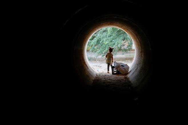18일 이스라엘 네게브 남부의 한 아이가 이란의 로켓 공격 대피소로 사용하는 다리 아래 터널에 서 있다. 네게브/로이터 연합뉴스