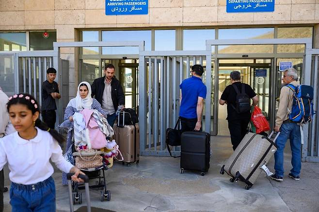 이란인들이 18일(현지시각) 터키 북동부 국경을 통해 피난을 하고 있다. AFP 연합뉴스