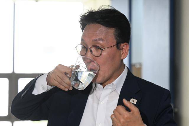 김민석 국무총리 후보자가 19일 서울 영등포구 꿈더하기 사회적협동조합에서 열린 발달장애인 일자리 현장 간담회 장소로 이동하던 중 물을 마시고 있다. 뉴시스