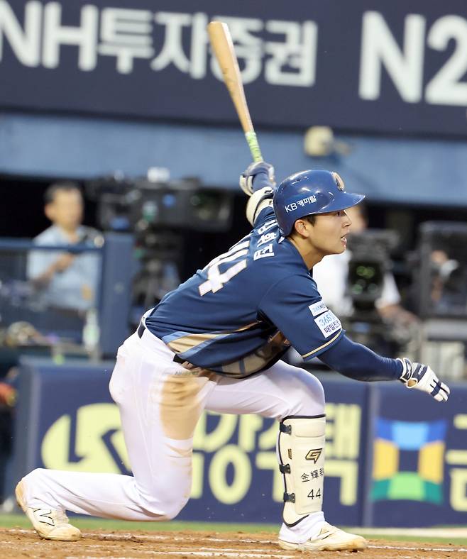17일 오후 잠실야구장에서 열린 2025 프로야구 NC와 LG 경기. NC 김휘집이 5회 좌전안타를 날리고 있다. 잠실=정시종 기자 capa@edaily.co.kr /2025.06.17.