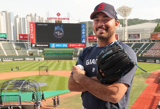 지난달 롯데 자이언츠에 합류한 좌완 파이어볼러 알렉 감보아. 최고 시속 157㎞ 강속구와 안정적인 제구를 바탕으로 한 달 만에 롯데 마운드 중심으로 자리 잡았다. 실력뿐만 아니라 품성도 올곧다. 롯데 동료들은 “예의 바르고 겸손하고 붙임성 좋은” 외국인 선수라고 치켜세웠다. 송봉근 기자