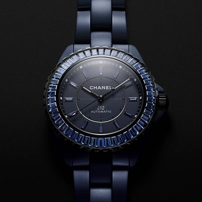 베젤과 인덱스에 바게트 컷 블루 사파이어를 세팅해 화려한 J12 블루 38mm 사파이어 워치. 사진 샤넬 워치