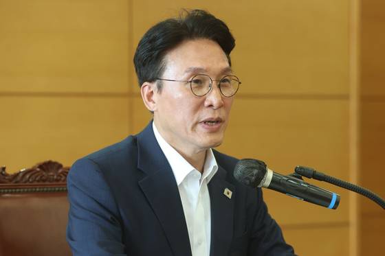 김민석 국무총리 후보자가 17일 오전 서울 종로구 금융감독연수원에 마련된 청문회 준비단 사무실에서 열린 사회분야 부처 업무보고에서 발언을 하고 있다. 뉴스1