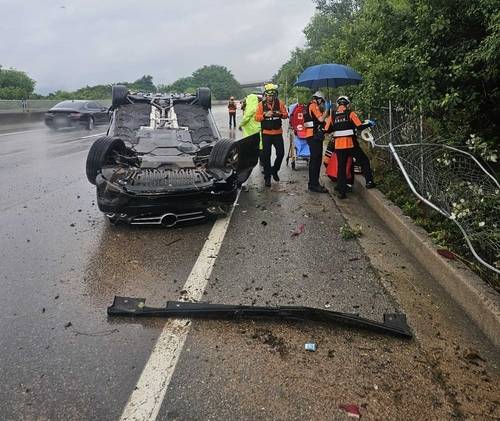 ▲ 20일 오전 7시 4분쯤 춘천 신북읍 천전리 한 도로에서 A(46)씨가 몰던 승용차가 빗길에 미끄러져 도로 옆 난간을 들이받고 전복되는 사고가 발생했다. 강원도소방본부 제공