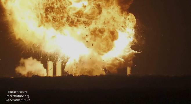 지난 18일 오후 11시(한국시간 19일 오후 1시)에 미국 텍사스주 스타베이스 발사장에서 지상 시험 중이던 스타십이 폭발하고 있다. AP연합뉴스