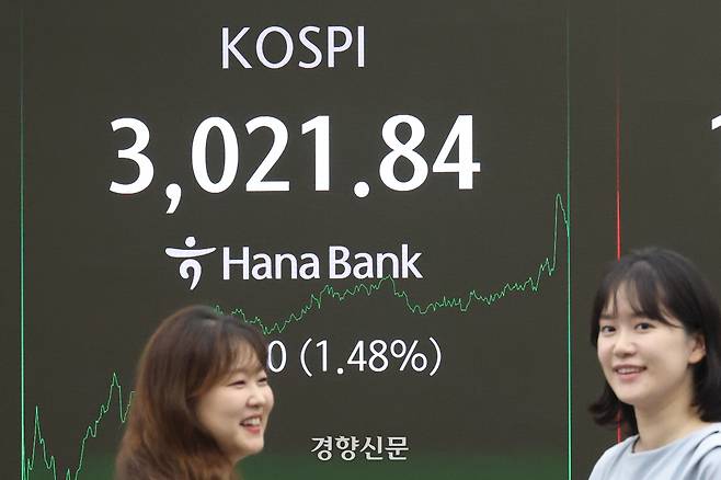 코스피 종가가 3년 6개월 만에 3000선을 넘은 20일 서울 중구 하나은행 딜링룸 모습. 한수빈 기자