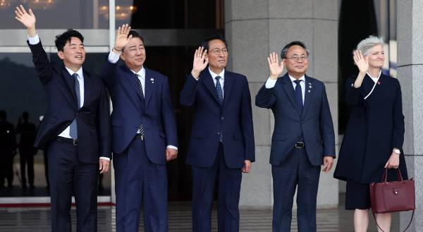 강훈식 대통령비서실장(왼쪽부터), 더불어민주당 김병기 원내대표, 우상호 정무수석, 고기동 행정안전부 장관 직무대행, 타마라 모휘니 주한 캐나다 대사가 지난 16일 성남 서울공항에서 주요 7개국(G7) 정상회의에 참석하기 위해 캐나다로 출국하는 이재명 대통령과 김혜경 여사가 탑승한 공군 1호기를 향해 인사하고 있다. 연합뉴스