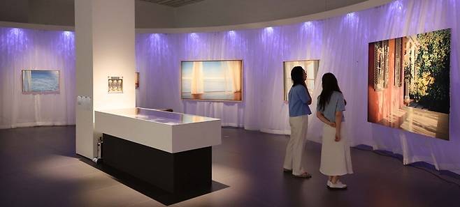 서울 여의도 더현대 서울 ALT.1에서 열리고 있는 앨리스 달튼 브라운의 대규모 회고전 전경. 작품 속 커튼을 전시장으로 끌어들인 연출이 돋보인다. 한주형 기자