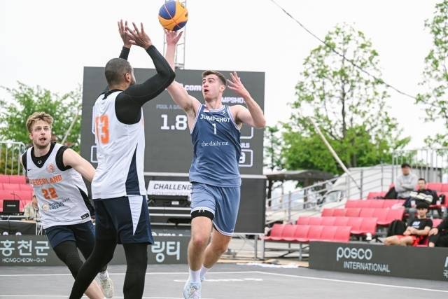 프랑스 U21, U23 남자 3x3 국가대표 출신인 로레존 티루아루 샘슨이 중국 쿤밍 소속으로 이번 대회에 참가하고, 오스트리아, 그리스, 헝가리, 슬로베니아 남자 3x3 국가대표 출신 선수들로 구성된 싱가포르의 점프샷이 이번 대회 우승을 노리고 있다. 특히, 점프샷은 지난 홍천 라이트 퀘스트에서 아쉽게 준우승을 차지해 이번 대회에서 설욕을 벼르고 있다. 사진=KXO 제공