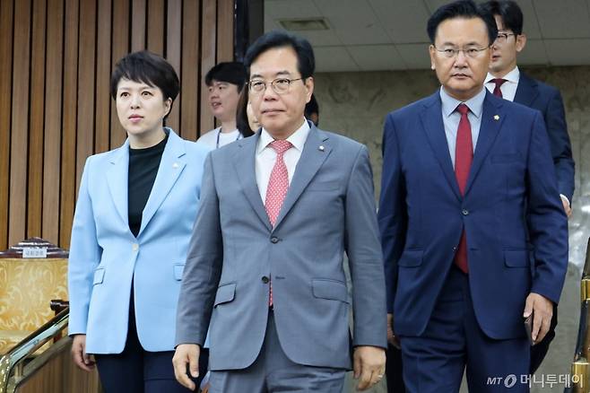 (서울=뉴스1) 안은나 기자 = 송언석 국민의힘 원내대표(가운데)와 유상범 원내운영수석부대표(오른쪽), 김은혜 원내정책수석부대표가 20일 오전 서울 여의도 국회에서 열린 원내대책회의에 입장하고 있다. 2025.6.20/뉴스1 Copyright (C) 뉴스1. All rights reserved. 무단 전재 및 재배포, AI학습 이용 금지. /사진=(서울=뉴스1) 안은나 기자