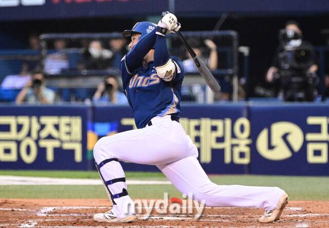 2025년 6월 19일 오후 서울 잠실구장에서 '2025 신한 SOL뱅크 KBO 리그' NC 다이노스와 LG 트윈스의 경기.NC 김휘집이 5회초 2사 후 솔로 홈런을 치고 있다./잠실=유진형 기자