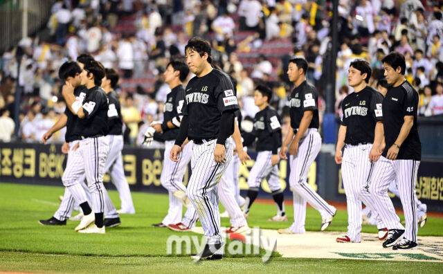 2025년 6월 19일 오후 서울 잠실구장에서 '2025 신한 SOL뱅크 KBO 리그' NC 다이노스와 LG 트윈스의 경기.LG가 0-3으로 패한 뒤 아쉬워하고 있다./마이데일리