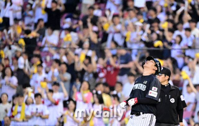 2025년 6월 19일 오후 서울 잠실구장에서 '2025 신한 SOL뱅크 KBO 리그' NC 다이노스와 LG 트윈스의 경기.LG 문보경이 4회말 2사 후 안타를 친 뒤 기뻐하고 있다./마이데일리