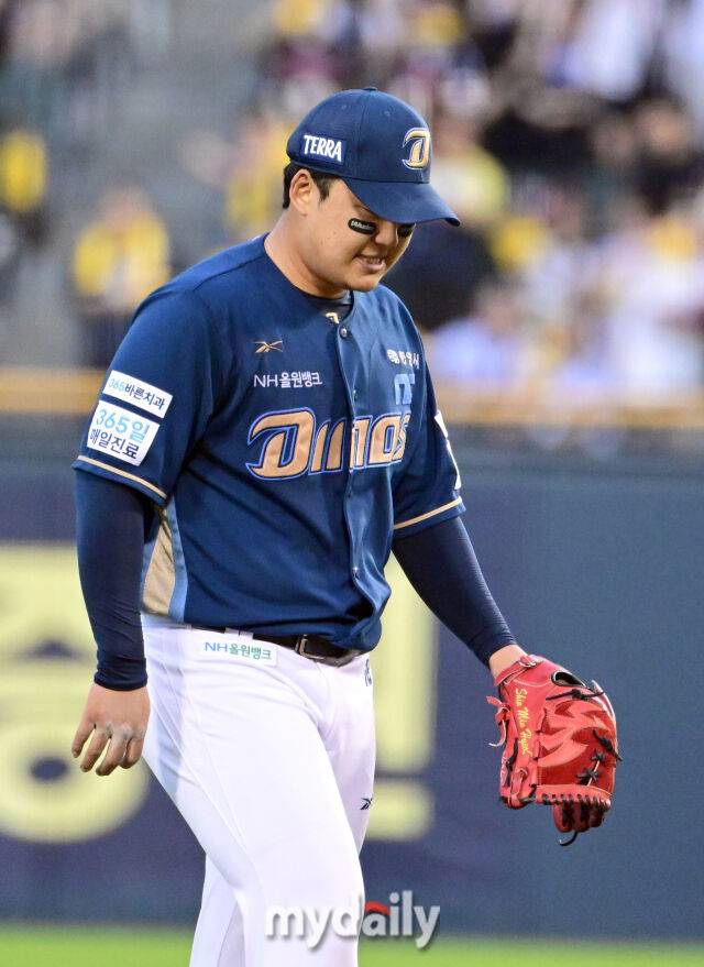 2025년 6월 19일 오후 서울 잠실구장에서 '2025 신한 SOL뱅크 KBO 리그' NC 다이노스와 LG 트윈스의 경기. NC 선발투수 신민혁이 4회말 2사 후 LG 문보경에게 첫 안타를 허용한 뒤 아쉬워하고 있다./마이데일리