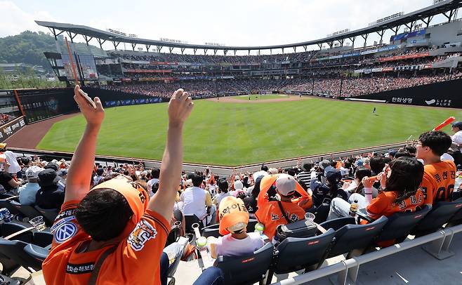 3일 대전 한화생명 볼파크에서 열린 2025 신한 SOL 뱅크 KBO리그 한화 이글스와 kt 위즈의 경기를 보기 위해 관중들이 가득 차 있다. 흥행몰이를 이어가고 있는 프로야구는 이날 역대 최소경기로 500만 관중을 돌파했다. <연합뉴스>