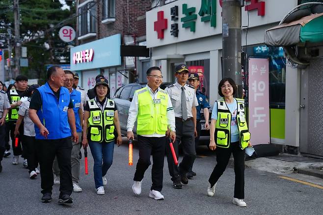 류경기 중랑구청장(가운데)과 자율방범대원들 야간 순찰