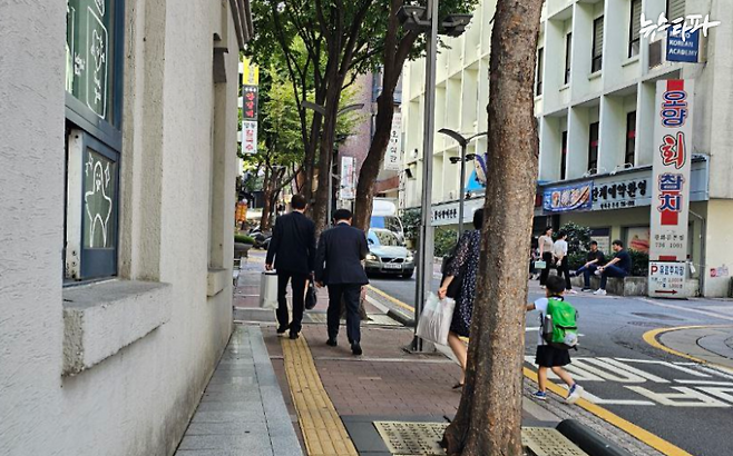 스타벅스 매장에서 나와 이동 중인 강구영 KAI 사장(좌), 정재관 군인공제회 이사장(우)