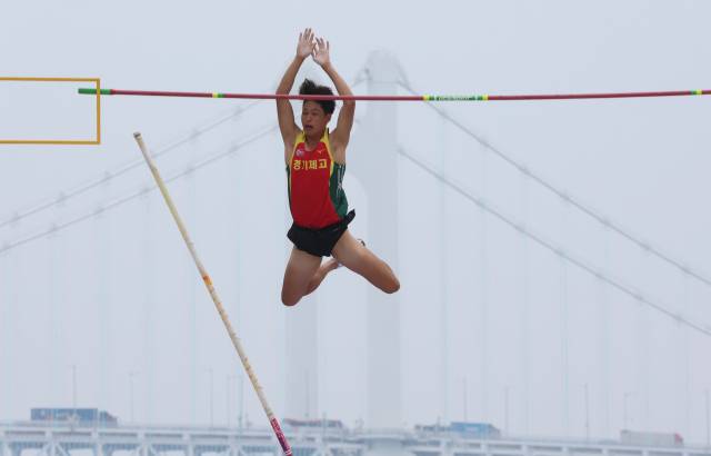 ▲13일 오후 부산 수영구 광안리 해수욕장 특설경기장에서 열린 '2025 부산 국제 장대높이뛰기 경기대회' 20세 이하 남자부에 출전한 한국의 박재현이 바를 넘고 있다. ⓒ연합뉴스
