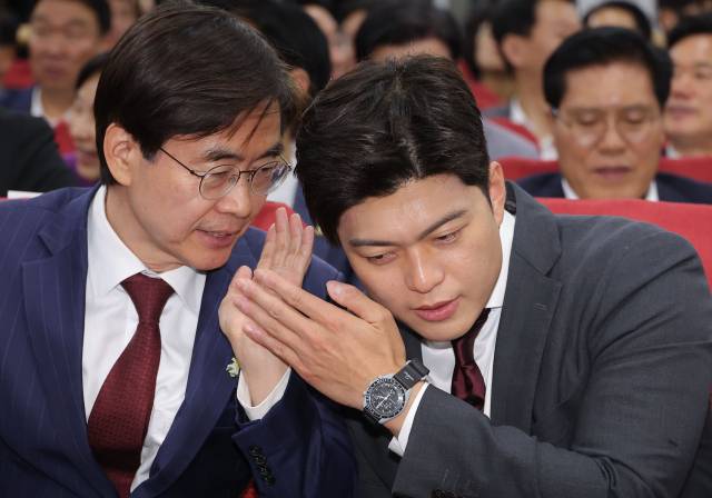 ▲국민의힘 김용태 비상대책위원장과 조경태 의원이 19일 서울 여의도 국회 의원회관에서 열린 '체코 원전수주의 의미와 우리 원전 산업계의 나아갈 방향'을 주제로 한 토론회에 참석해 대화를 나누고 있다. ⓒ연합뉴스