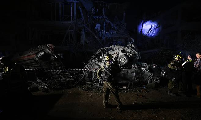 이스라엘군이 14일 이스라엘 중부 지역에 이란 미사일 공격으로 파괴된 건물 주변을 경계하고 있다. 신화연합뉴스