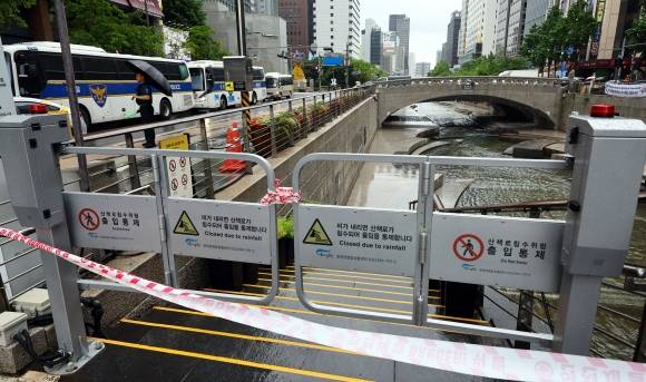 서울 전역에 호우주의보가 내려진 20일 서울 청계천 산책로 출입이 통제되고 있다. 2025.6.20 뉴시스