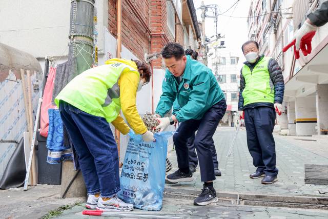 오언석 도봉구청장이 주민들과 함께 빗물받이를 청소하고 있다. 사진제공=도봉구