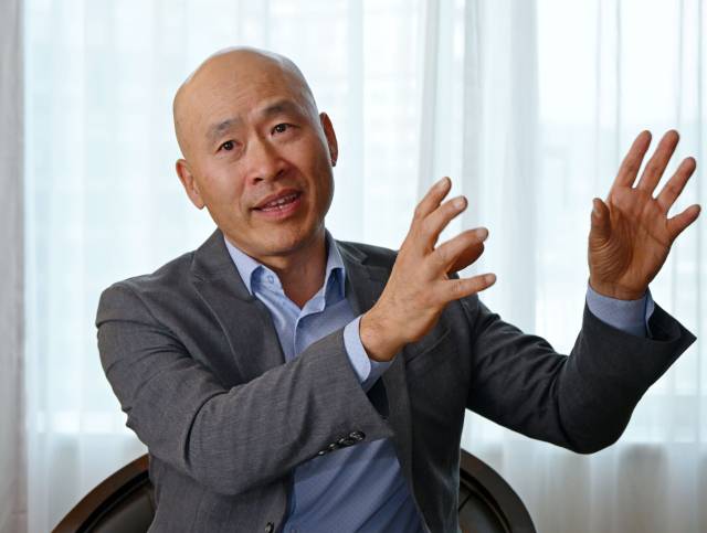 김환수 예일대 한국학 교수가 17일 서울경제신문과의 인터뷰에서 한국학의 성장과 미래에 대해 설명하고 있다. 성형주 기자.