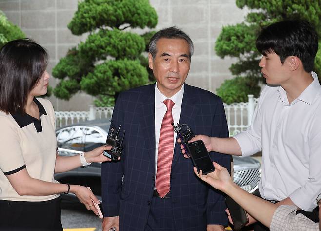 김건희 여사를 둘러싼 각종 의혹을 수사를 맡게된 민중기 특별검사가 20일 서울 서초구 서초동에 마련된 임시 사무실로 출근하며 취재진의 질문을 받고 있다. ⓒ연합뉴스