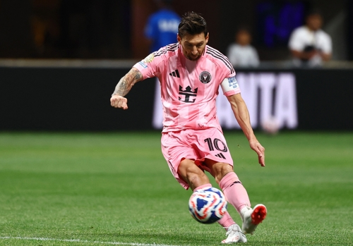 인터 마이애미 메시가 20일 클럽월드컵 포르투전에서 결승골이 된 왼발 프리킥 슛을 하고 있다. 로이터연합뉴스