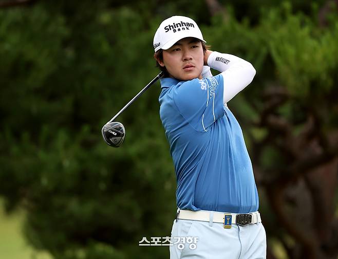 김성현이 20일 경남 양산 에이원CC에서 열린 제68회 KPGA 선수권대회 2라운드 14번홀에서 티샷을 하고 있다. 김성현은 10번홀에서 출발해 14번홀까지 5홀 연속 버디로 출발했다. |KPGA 제공
