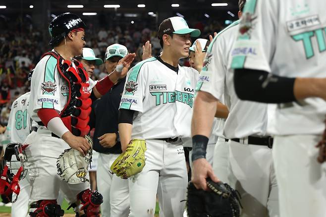 KIA 타이거즈 신인 투수 성영탁(가운데). /사진=KIA 타이거즈 제공