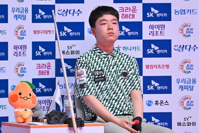 김영원이 64강에서 상대의 샷을 지켜보고 있다. /사진=PBA 투어 제공