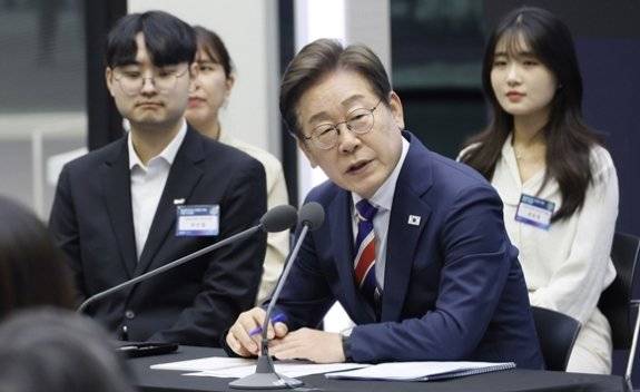 이재명 대통령(가운데)이 6월 11일 한국거래소에서 열린 불공정거래 근절을 위한 현장 간담회에 참석해 모두 발언을 하고 있다. 대통령실사진기자단