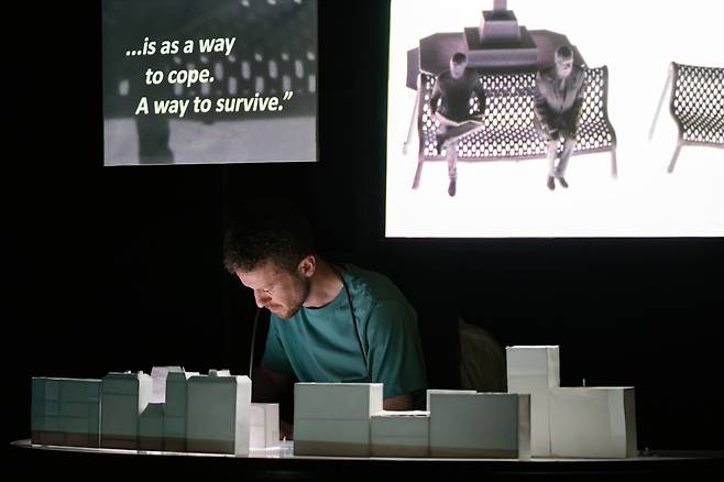 다원융합극 <컨선드 아더스>는 1인극의 진수를 보여준다. 퍼포머는 중독자들의 목소리와 미니어처의 이미지를 연결해 촬영하며 그들의 세밀한 속내를 세상에 중계한다. 서울문화재단 제공