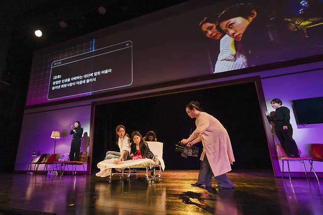 당사자성에 집중한 연극 <헌치백>은 중증장애인의 성적 욕망과 세상의 무관심을 라이브캠과 자막, 퍼포먼스, 낭독 등 다양한 무대미학을 통해 감각하게 이끈다. 국립극장 제공