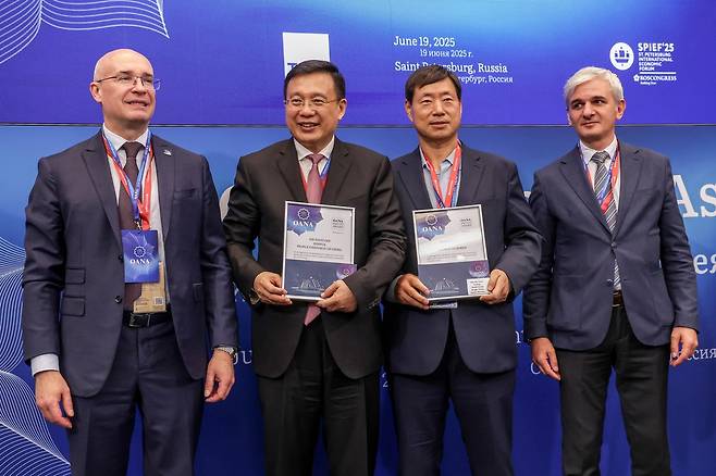 연합뉴스, OANA 어워즈 수상 (모스크바=연합뉴스) 황대일 연합뉴스 사장(오른쪽 두 번째)이 19일(현지시간) 러시아 상트페테르부르크 엑스포포럼에서 열린 아시아·태평양 지역 뉴스 통신사들의 교류 협력체 아태뉴스통신사기구(OANA) 어워즈에서 포즈를 취하고 있다. 이 시상식에서 연합뉴스 김도훈 기자의 '가수 싸이의 흠뻑쇼'(2023년 7월 2일 촬영)가 싱글 포토 부문 3위를 차지했다. 2025.6.20 photo@yna.co.kr (끝)