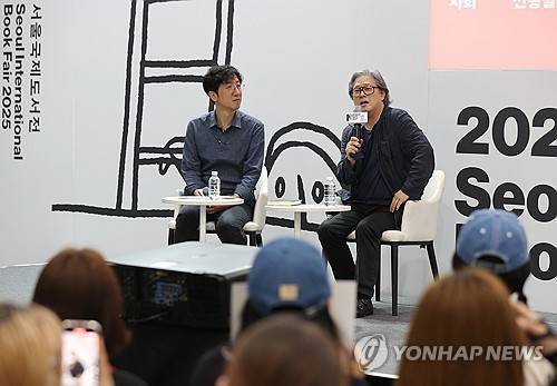 강연하는 박찬욱 감독 (서울=연합뉴스) 이재희 기자 = 박찬욱 감독이 20일 서울 강남구 코엑스에서 열린 '2025 서울국제도서전'에서 '박찬욱 감독의 믿을 구석'을 주제로 강연하고 있다. 2025.6.20
scape@yna.co.kr