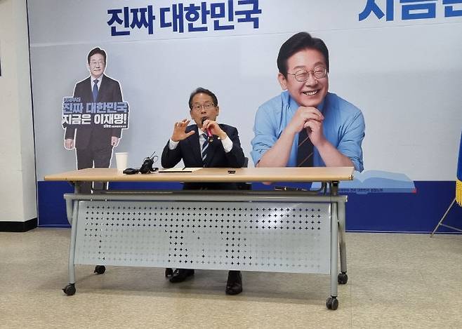 강준현 국회의원이 이날 시당에서 행정수도 관련한 여러 의제들에 대해 발언하고 있다. 사진=기자단 제공.