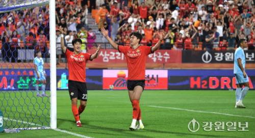◇21일 강릉종합운동장(강릉하이원아레나)에서 K리그1 강원FC 강릉 홈 개막전 대구FC와의 리그 20라운드 경기가 열려 강원FC 김건희가 팀의 두번째 골을 넣고 기뻐하고 있다. 강릉=권태명기자